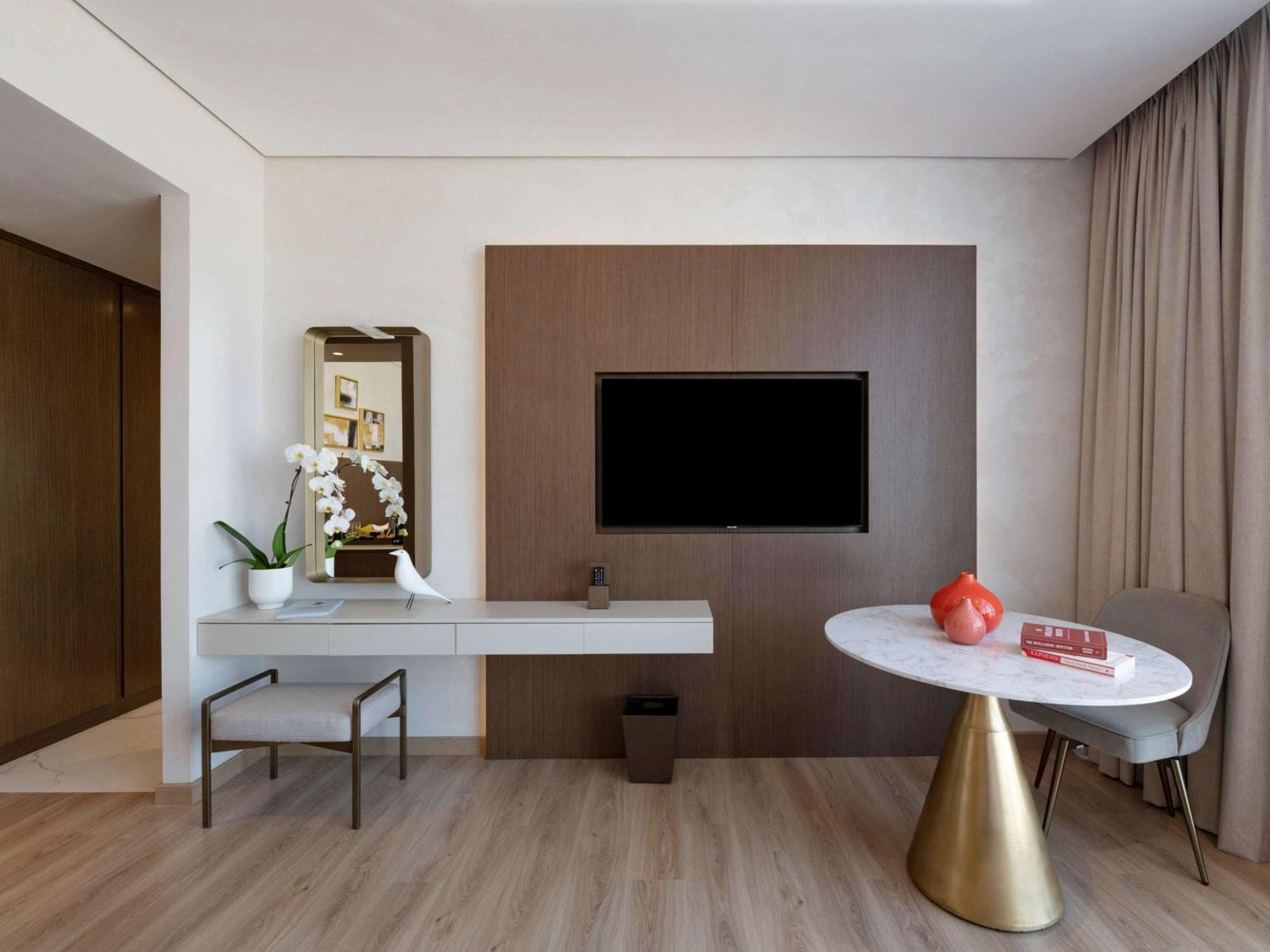 Movenpick Jumeirah Village Triangle Dubai Bagian luar foto A room at the hotel