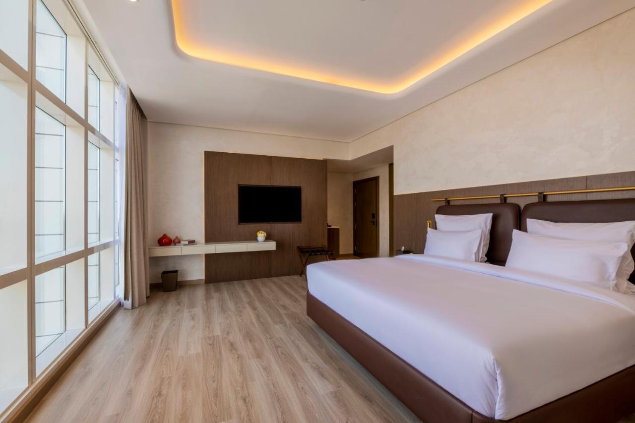 Movenpick Jumeirah Village Triangle Dubai Bagian luar foto