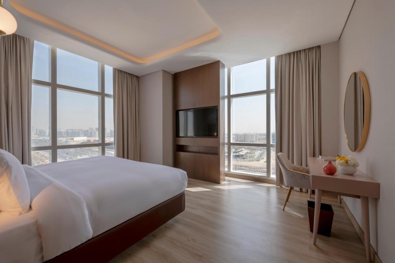 Movenpick Jumeirah Village Triangle Dubai Bagian luar foto A bedroom at the hotel