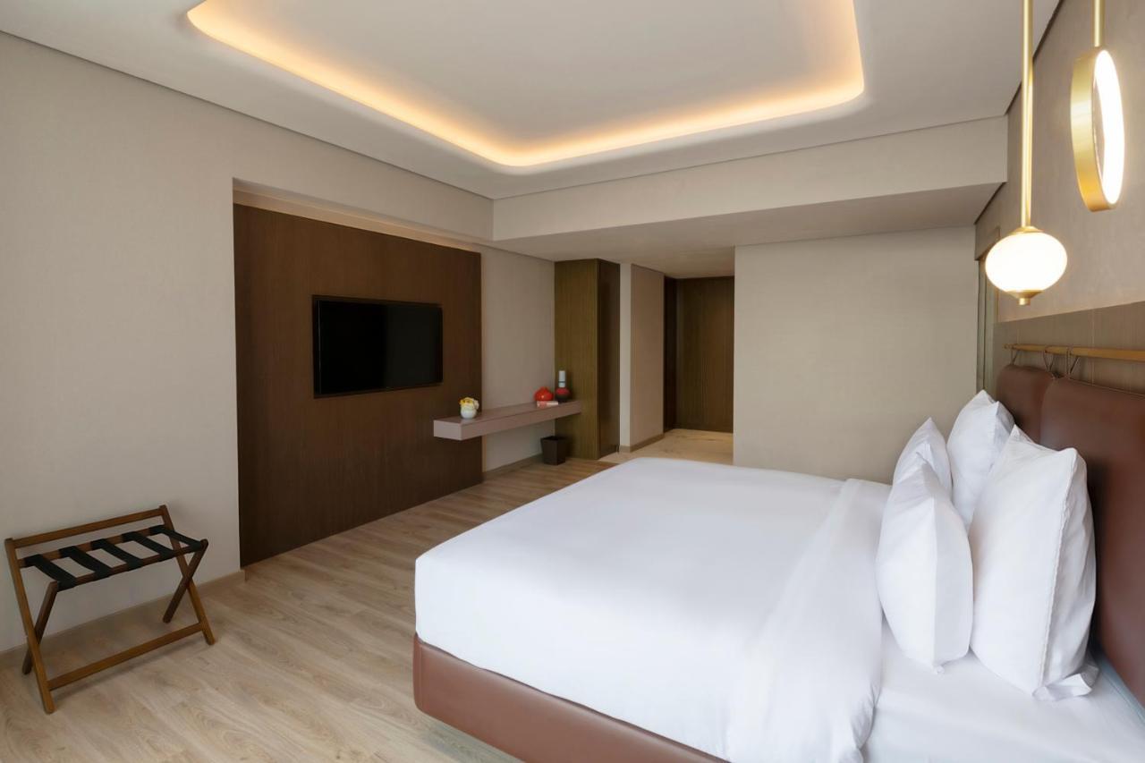 Movenpick Jumeirah Village Triangle Dubai Bagian luar foto A bedroom at the hotel