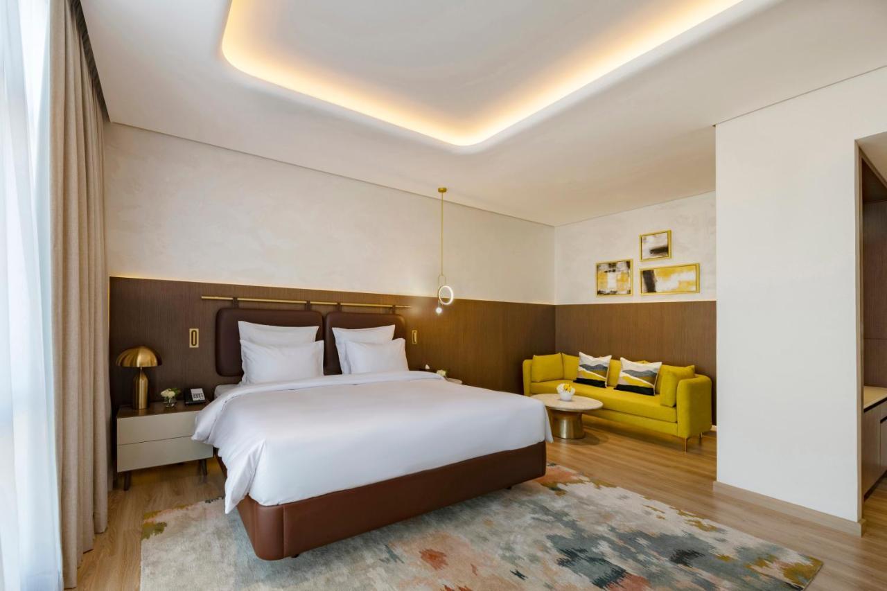 Movenpick Jumeirah Village Triangle Dubai Bagian luar foto A bedroom at the hotel