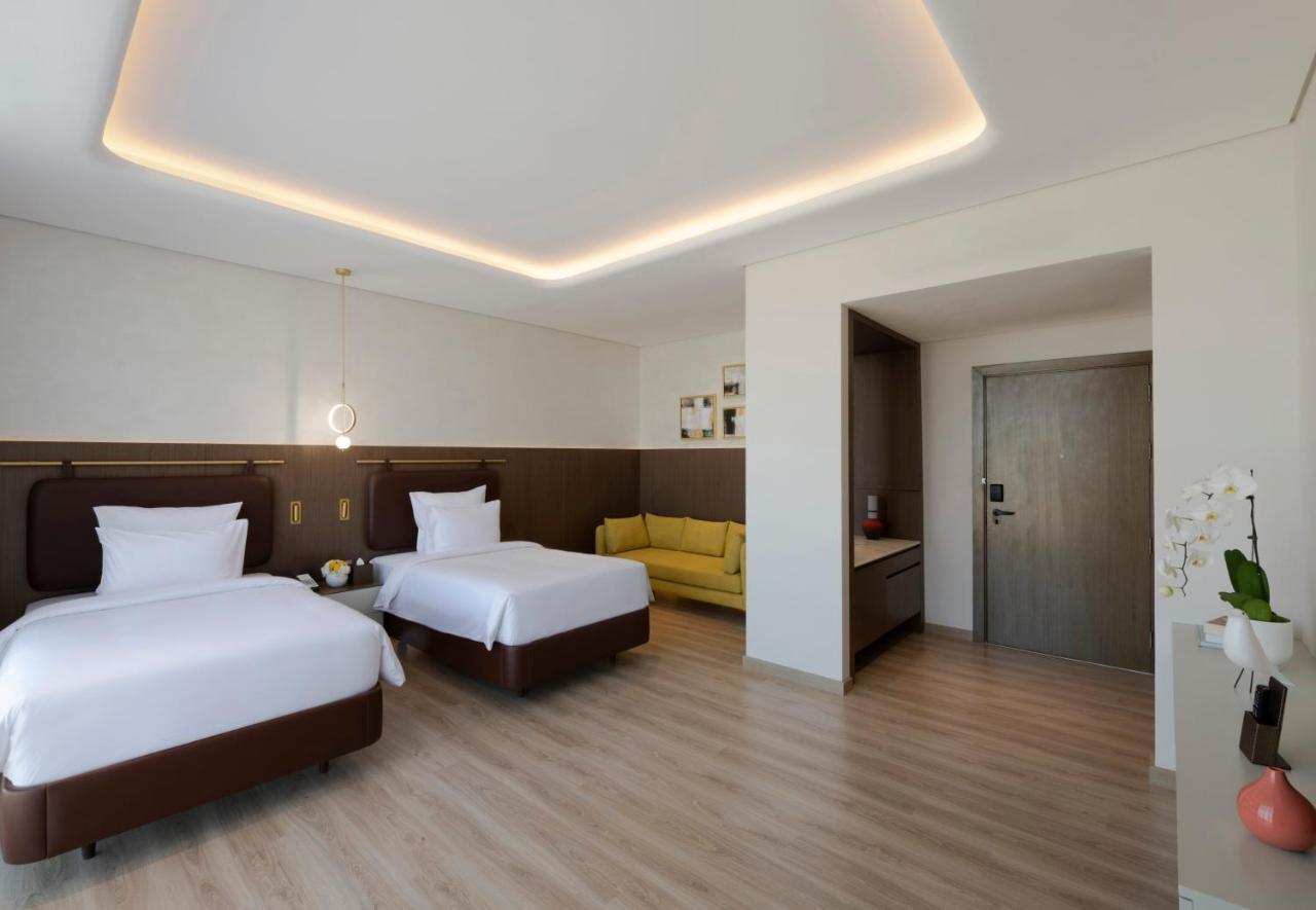 Movenpick Jumeirah Village Triangle Dubai Bagian luar foto