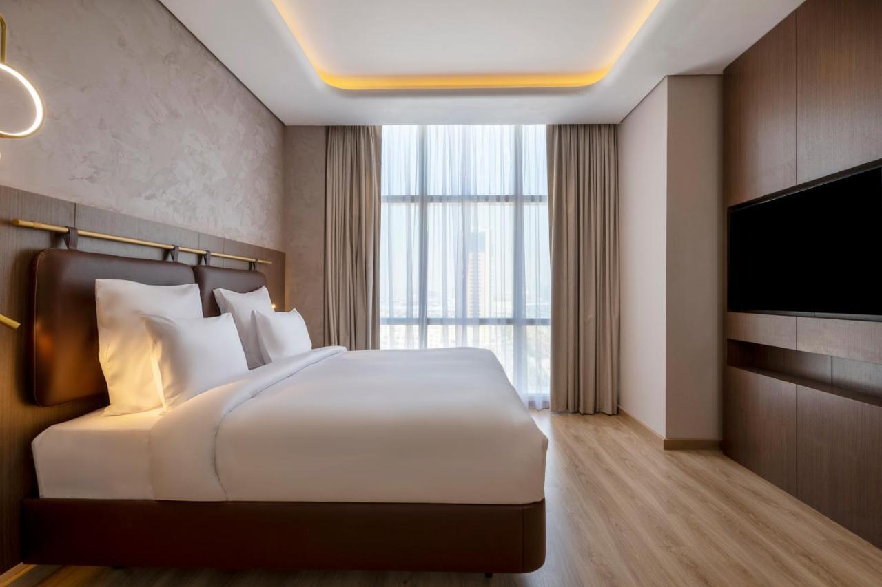 Movenpick Jumeirah Village Triangle Dubai Bagian luar foto A bedroom at the hotel