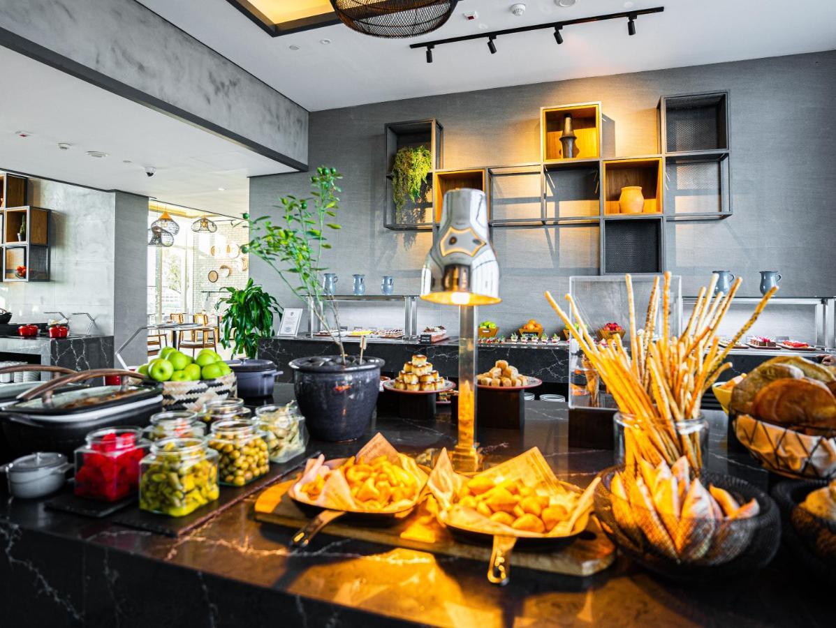 Movenpick Jumeirah Village Triangle Dubai Bagian luar foto The buffet at the restaurant
