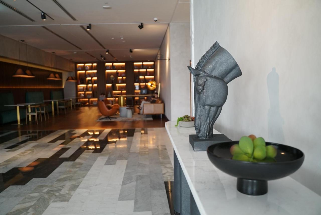 Movenpick Jumeirah Village Triangle Dubai Bagian luar foto The interior of the lounge