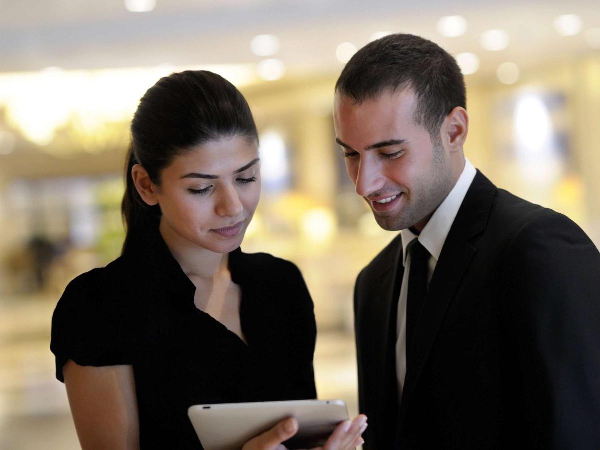 Movenpick Jumeirah Village Triangle Dubai Bagian luar foto Concierge