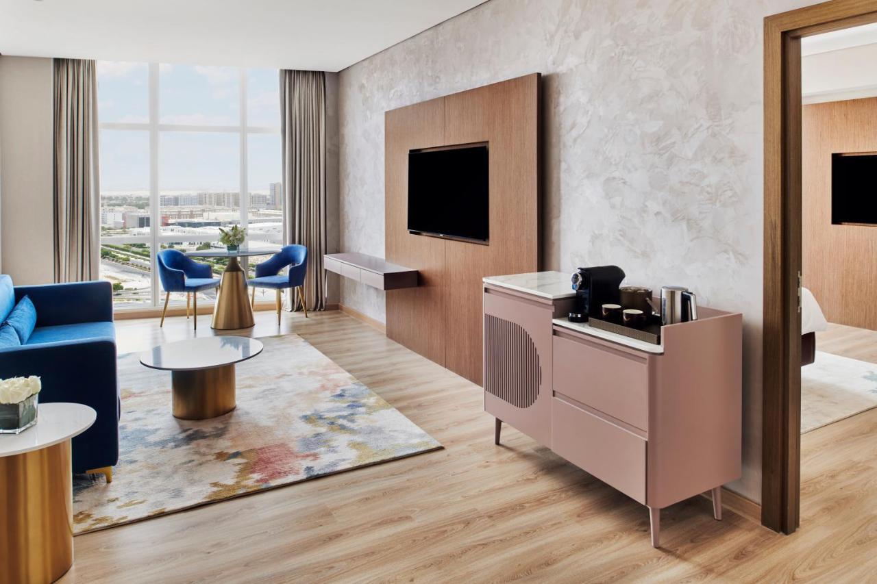 Movenpick Jumeirah Village Triangle Dubai Bagian luar foto A suite at the hotel