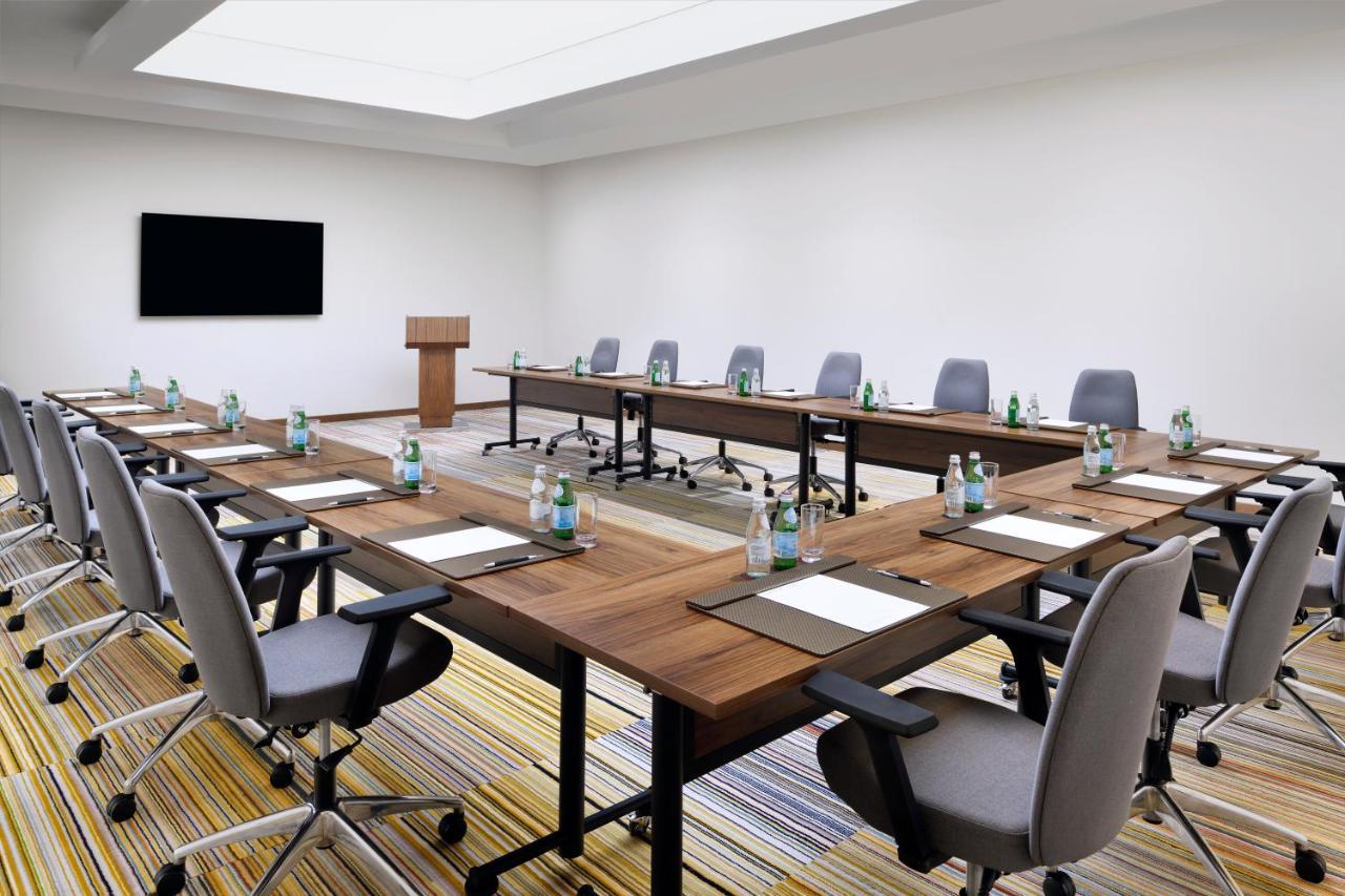 Movenpick Jumeirah Village Triangle Dubai Bagian luar foto Meeting room