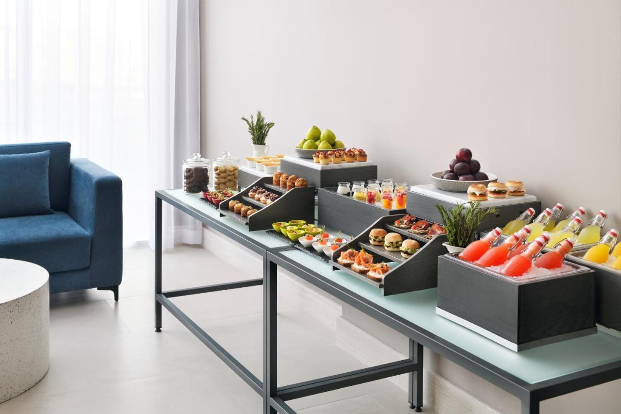 Movenpick Jumeirah Village Triangle Dubai Bagian luar foto A buffet table