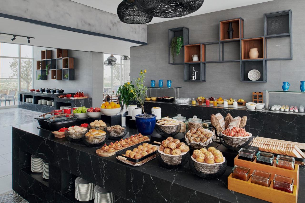 Movenpick Jumeirah Village Triangle Dubai Bagian luar foto A buffet at a hotel
