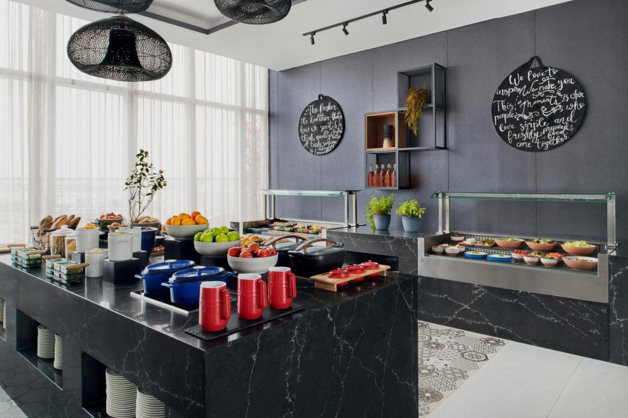 Movenpick Jumeirah Village Triangle Dubai Bagian luar foto A buffet at a hotel